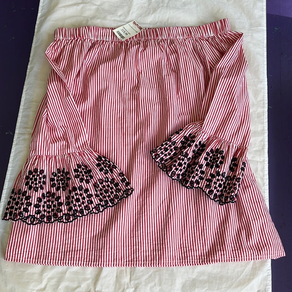 Off the shoulder, 3/4 sleeve shirt, NWT, Size M